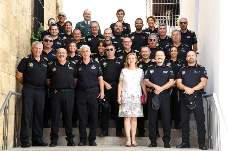 El Ayuntamiento de Xàbia entrega distinciones a los agentes más veteranos en la celebración de los Ángeles Custodios El Ayuntamiento de Xàbia entrega distinciones a los agentes más veteranos en la celebración de los Ángeles Custodios