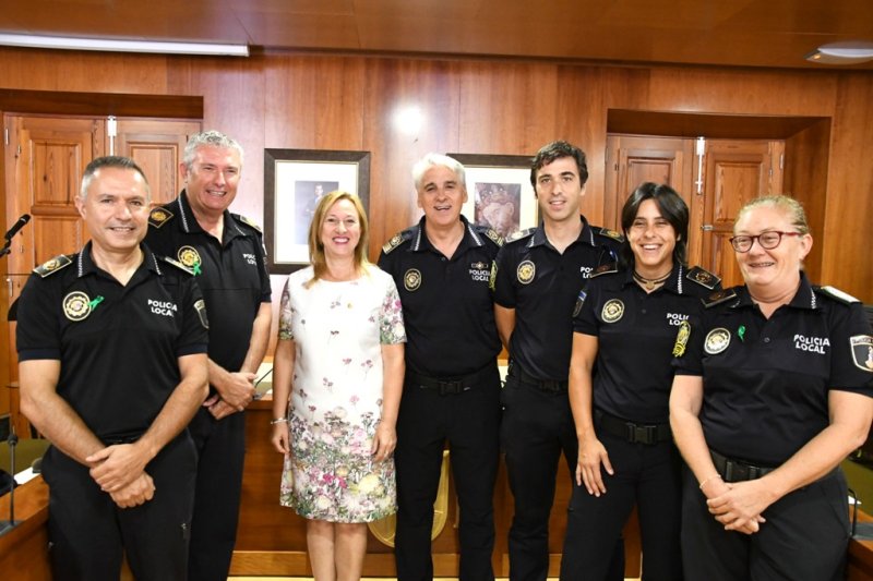 El Ayuntamiento de Xàbia entrega distinciones a los agentes más veteranos en la celebración de los Ángeles Custodios El Ayuntamiento de Xàbia entrega distinciones a los agentes más veteranos en la celebración de los Ángeles Custodios