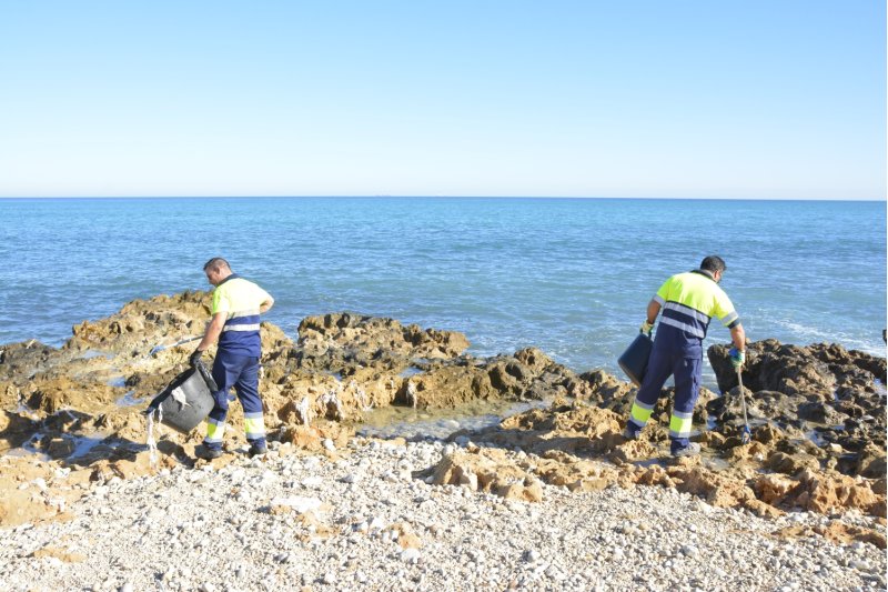 Limpieza de toallitas higiénicas y algas en el Montañar Limpieza de toallitas higiénicas y algas en el Montañar