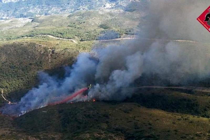 Los incendios de Castell de Castells y la Vall de Gallinera siguen sin estar controlados Los incendios de Castell de Castells y la Vall de Gallinera siguen sin estar controlados