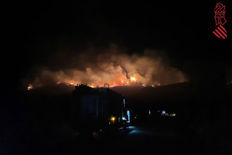 Los incendios de Castell de Castells y la Vall de Gallinera siguen sin estar controlados Los incendios de Castell de Castells y la Vall de Gallinera siguen sin estar controlados