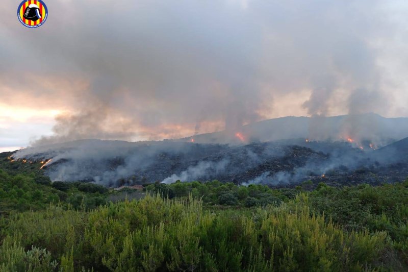 Los incendios de Castell de Castells y la Vall de Gallinera siguen sin estar controlados Los incendios de Castell de Castells y la Vall de Gallinera siguen sin estar controlados