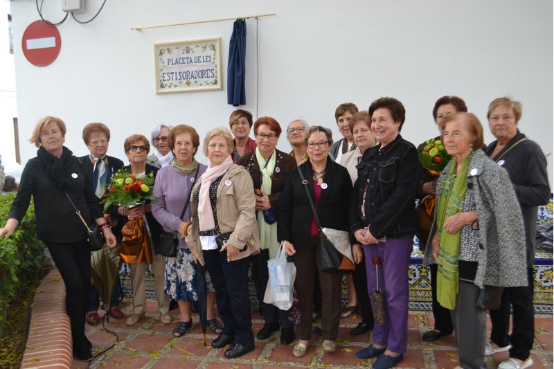 Una plaça pública recorda la tasca de les estisoradores de Benissa Una plaça pública recorda la tasca de les estisoradores de Benissa