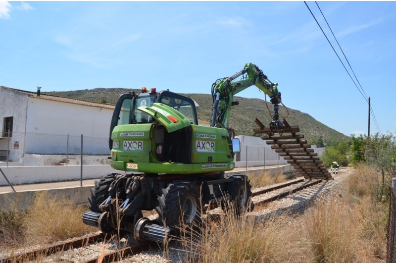 Los trabajos de desmantelamiento de la vía del trenet llegan a Dénia Los trabajos de desmantelamiento de la vía del trenet llegan a Dénia