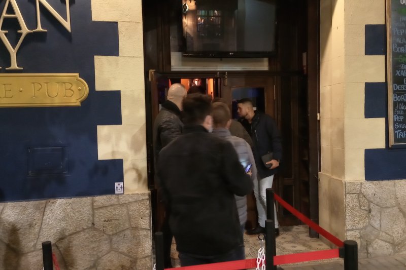 Los pubs exigen el pasaporte COVID y a la gente le entra prisa por vacunarse Los pubs exigen el pasaporte COVID y a la gente le entra prisa por vacunarse