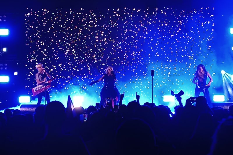 Nebulossa posa a la plaça de bous d’Ondara com a punt de sortida de la gira “Zorra tour” a nivell nacional Nebulossa posa a la plaça de bous d’Ondara com a punt de sortida de la gira “Zorra tour” a nivell nacional