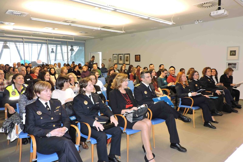 Una jornada sobre la integración de la mujer en el cuerpo inicia los actos del 30 aniversario de la incorporación de la primera agente a la Policía Local de Dénia Una jornada sobre la integración de la mujer en el cuerpo inicia los actos del 30 aniversario de la incorporación de la primera agente a la Policía Local de Dénia