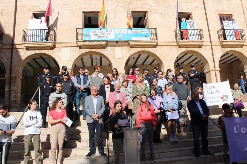 Compromiso de los estudiantes de Dénia para trabajar a favor del respeto y la igualdad  Compromiso de los estudiantes de Dénia para trabajar a favor del respeto y la igualdad