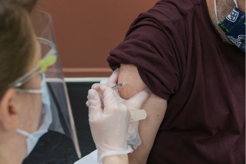 El personal de primera línea de HLA San Carlos recibe la primera dosis de la vacuna de Moderna  El personal de primera línea de HLA San Carlos recibe la primera dosis de la vacuna de Moderna