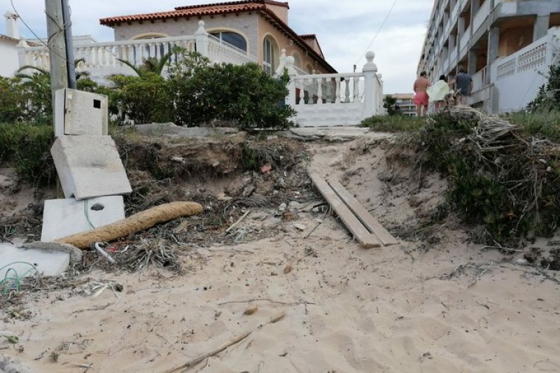 El Ayuntamiento de Dénia repara un acceso a la playa de Les Deveses  El Ayuntamiento de Dénia repara un acceso a la playa de Les Deveses