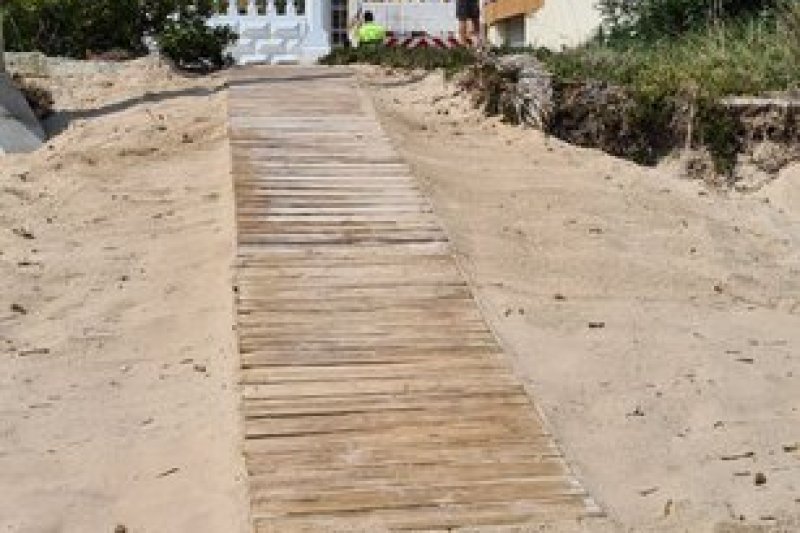 El Ayuntamiento de Dénia repara un acceso a la playa de Les Deveses  El Ayuntamiento de Dénia repara un acceso a la playa de Les Deveses