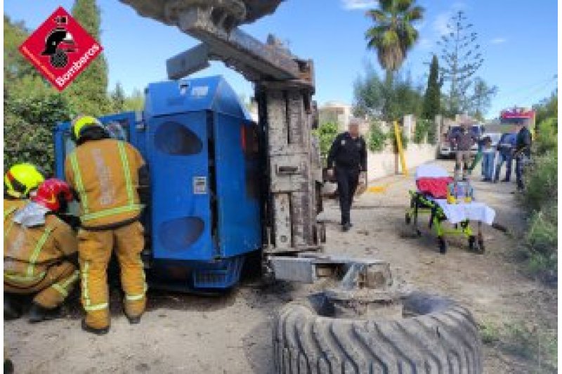 Los bomberos rescatan en Xàbia a un trabajador que quedó atrapado bajo una excavadora Los bomberos rescatan en Xàbia a un trabajador que quedó atrapado bajo una excavadora