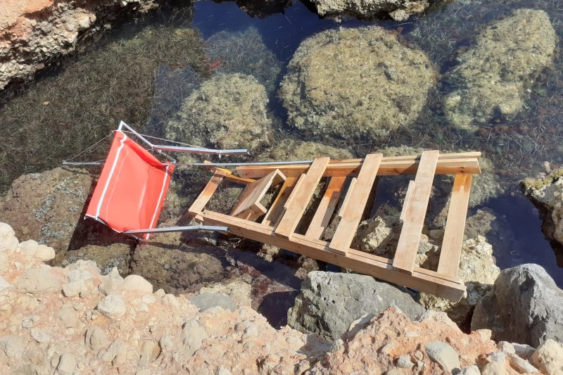 Continúan los destrozos de mobiliario en las playas de Dénia: Ahora, una silla de vigilancia en Les Rotes  Continúan los destrozos de mobiliario en las playas de Dénia: Ahora, una silla de vigilancia en Les Rotes