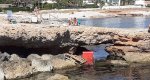 Continúan los destrozos de mobiliario en las playas de Dénia: Ahora, una silla de vigilancia en Les Rotes  Continúan los destrozos de mobiliario en las playas de Dénia: Ahora, una silla de vigilancia en Les Rotes