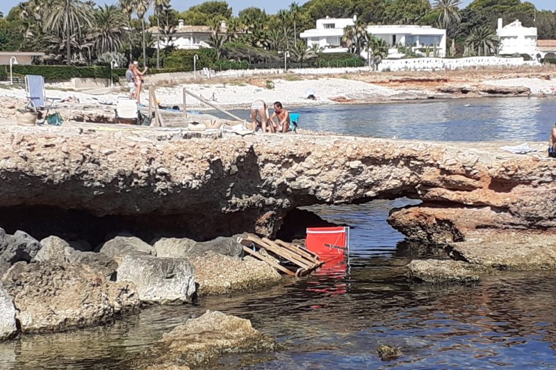 Continúan los destrozos de mobiliario en las playas de Dénia: Ahora, una silla de vigilancia en Les Rotes  Continúan los destrozos de mobiliario en las playas de Dénia: Ahora, una silla de vigilancia en Les Rotes