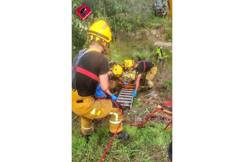Muere un hombre tras caer con una moto por un barranco  Muere un hombre tras caer con una moto por un barranco