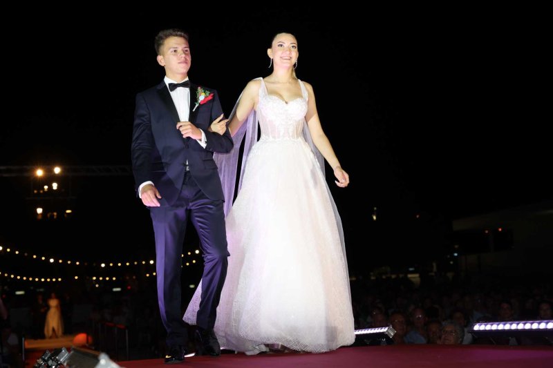 La nit de la presentació de les Festes de Juliol de Pedreguer s’envolta d’emocions i colorit  La nit de la presentació de les Festes de Juliol de Pedreguer s’envolta d’emocions i colorit