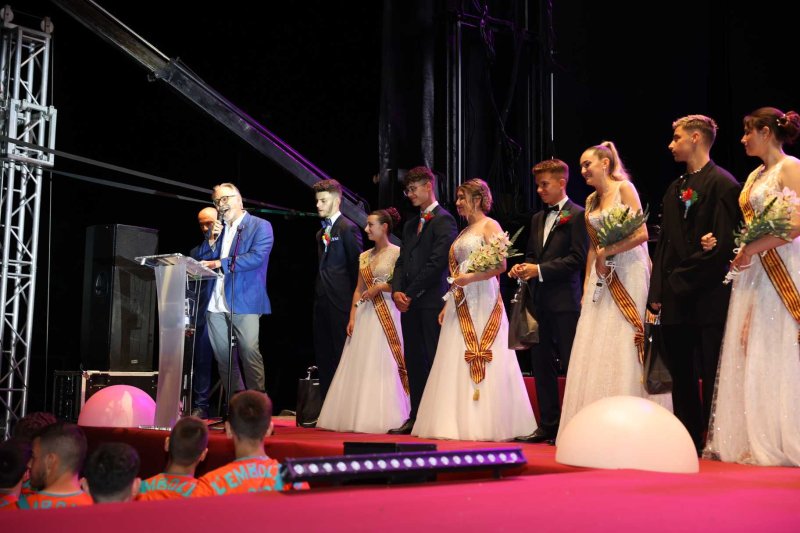 La nit de la presentació de les Festes de Juliol de Pedreguer s’envolta d’emocions i colorit  La nit de la presentació de les Festes de Juliol de Pedreguer s’envolta d’emocions i colorit