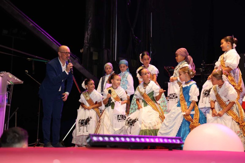 La nit de la presentació de les Festes de Juliol de Pedreguer s’envolta d’emocions i colorit  La nit de la presentació de les Festes de Juliol de Pedreguer s’envolta d’emocions i colorit