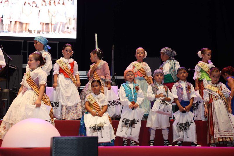 La nit de la presentació de les Festes de Juliol de Pedreguer s’envolta d’emocions i colorit  La nit de la presentació de les Festes de Juliol de Pedreguer s’envolta d’emocions i colorit
