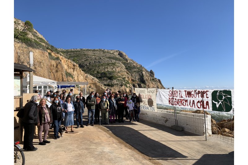 Medio centenar de vencinos protestan en Xàbia contra la desaparición de la Cala del Pope y piden la demolición de un restaurante Medio centenar de vencinos protestan en Xàbia contra la desaparición de la Cala del Pope y piden la demolición de un restaurante