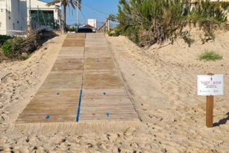 Dénia cierra un acceso a la playa de Les Deveses por el peligro de caÃdas  Dénia cierra un acceso a la playa de Les Deveses por el peligro de caÃdas