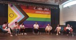 “Ondara orgullosa” exhibeix esperit de reivindicació LGTBI+ en una jornada amb taula rodona, música i tallers “Ondara orgullosa” exhibeix esperit de reivindicació LGTBI+ en una jornada amb taula rodona, música i tallers
