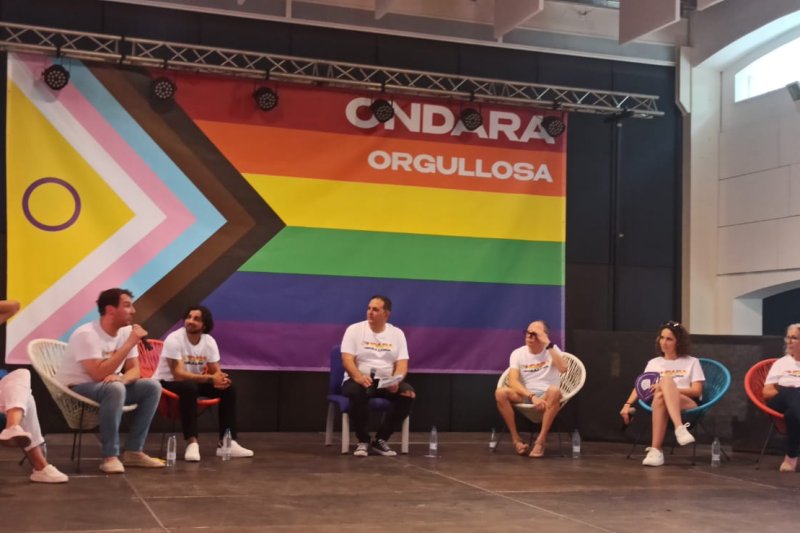 “Ondara orgullosa” exhibeix esperit de reivindicació LGTBI+ en una jornada amb taula rodona, música i tallers “Ondara orgullosa” exhibeix esperit de reivindicació LGTBI+ en una jornada amb taula rodona, música i tallers