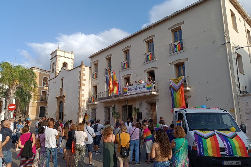 “Ondara orgullosa” exhibeix esperit de reivindicació LGTBI+ en una jornada amb taula rodona, música i tallers “Ondara orgullosa” exhibeix esperit de reivindicació LGTBI+ en una jornada amb taula rodona, música i tallers