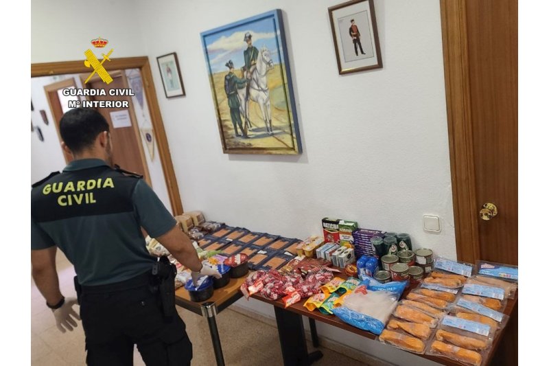 La Guardia Civil sorprende a dos personas tras robar productos de primeras marcas en un supermercado de Calp  La Guardia Civil sorprende a dos personas tras robar productos de primeras marcas en un supermercado de Calp