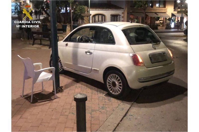 Choca contra las mesas de una terraza de Xàbia con la intención de atropellar a un cliente  Choca contra las mesas de una terraza de Xàbia con la intención de atropellar a un cliente