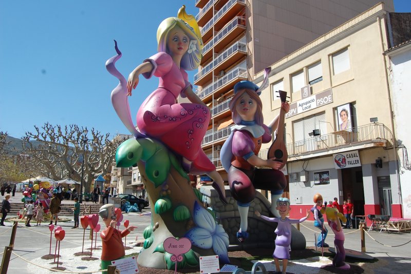 La Font s’endú els premis al monument faller i falleta infantil de Pego La Font s’endú els premis al monument faller i falleta infantil de Pego