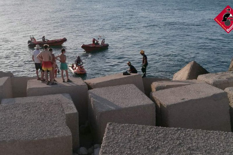 Rescate de un hombre en la escollera norte de Dénia Rescate de un hombre en la escollera norte de Dénia