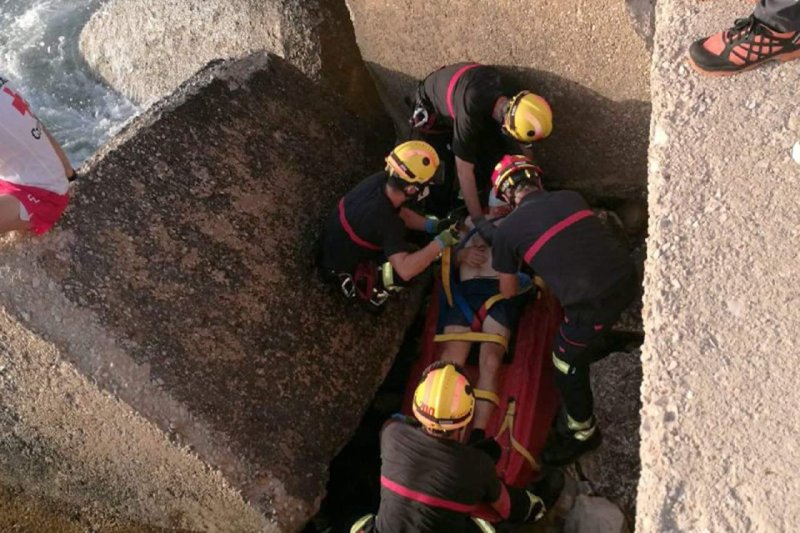Rescate de un hombre en la escollera norte de Dénia Rescate de un hombre en la escollera norte de Dénia