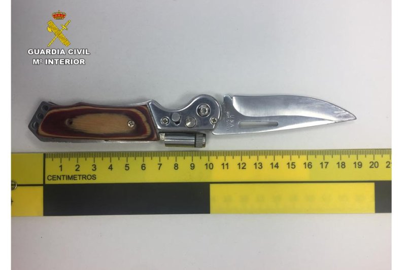 La Guardia Civil de Moraira a dos mujeres por robar con el método del abrazo y a un hombre por amenazas con arma blanca La Guardia Civil de Moraira a dos mujeres por robar con el método del abrazo y a un hombre por amenazas con arma blanca