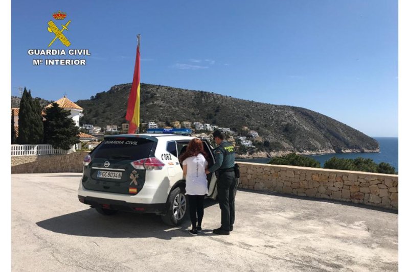 La Guardia Civil de Moraira a dos mujeres por robar con el método del abrazo y a un hombre por amenazas con arma blanca La Guardia Civil de Moraira a dos mujeres por robar con el método del abrazo y a un hombre por amenazas con arma blanca