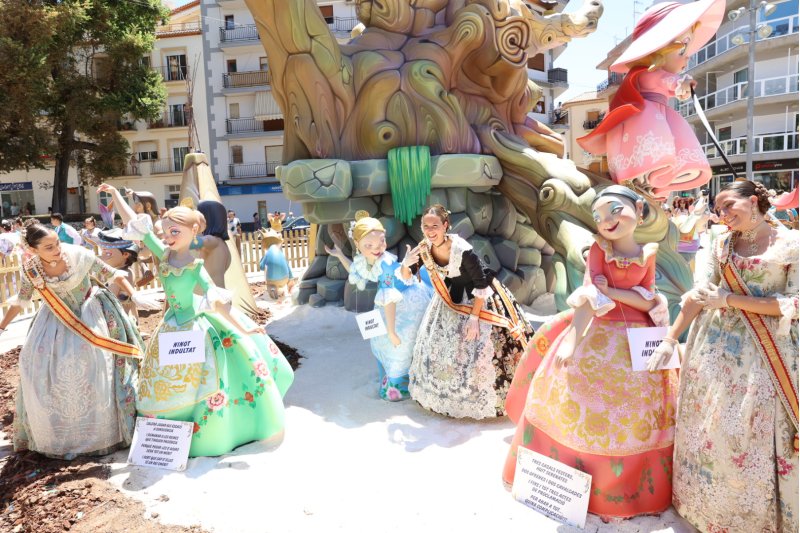 Les regines de Xàbia s’auto “indulten” de la foguera central Les regines de Xàbia s’auto “indulten” de la foguera central