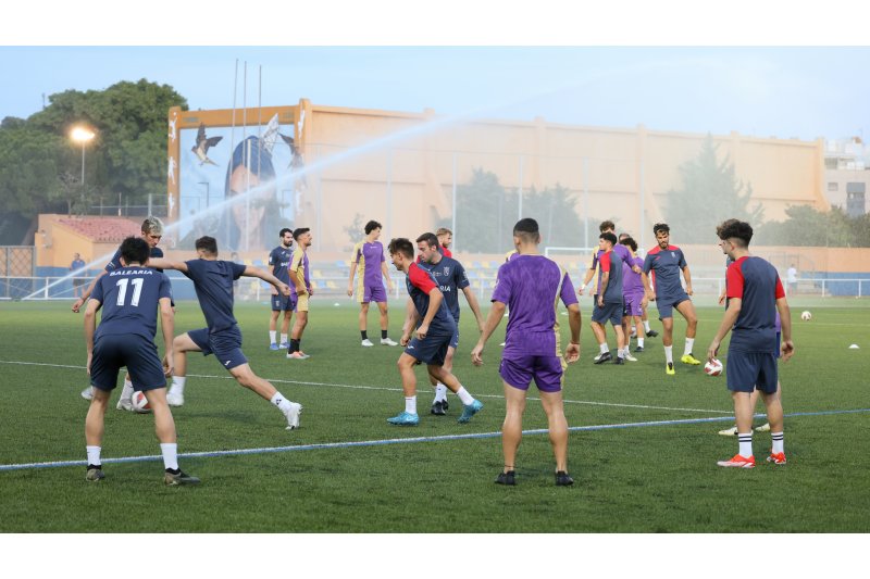 El Dénia roza el rídiculo con el asunto de las licencias: solo doce jugadores en el primer equipo y ninguna en el filial que suspende su encuentro El Dénia roza el rídiculo con el asunto de las licencias: solo doce jugadores en el primer equipo y ninguna en el filial que suspende su encuentro