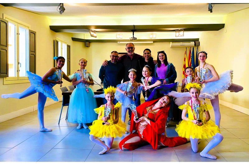 L’escola de Dansa de Nanny Alves de Pedreguer llueix els últims èxits esportius en la seua visita l’Ajuntament  L’escola de Dansa de Nanny Alves de Pedreguer llueix els últims èxits esportius en la seua visita l’Ajuntament
