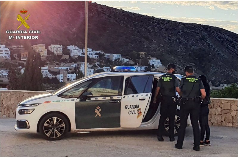 La Guardia Civil detiene a dos mujeres en Moraira y Calpe por robos con el método del abrazo La Guardia Civil detiene a dos mujeres en Moraira y Calpe por robos con el método del abrazo