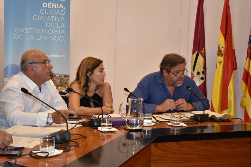 La vacunación de Cristina Morera/ Compromís opina que es La vacunación de Cristina Morera/ Compromís opina que es