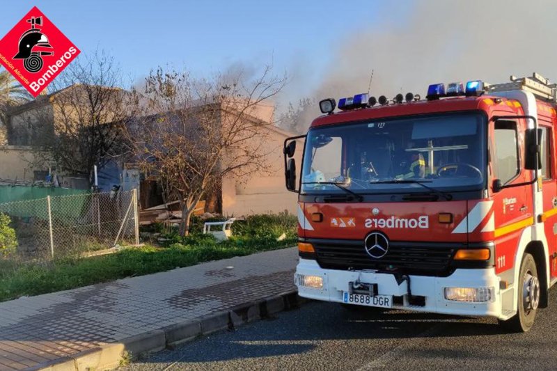 Los bomberos sofocan un incendio en una casa de campo de Ondara Los bomberos sofocan un incendio en una casa de campo de Ondara