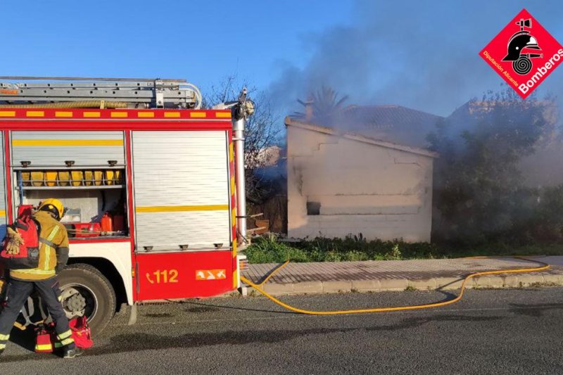 Los bomberos sofocan un incendio en una casa de campo de Ondara Los bomberos sofocan un incendio en una casa de campo de Ondara