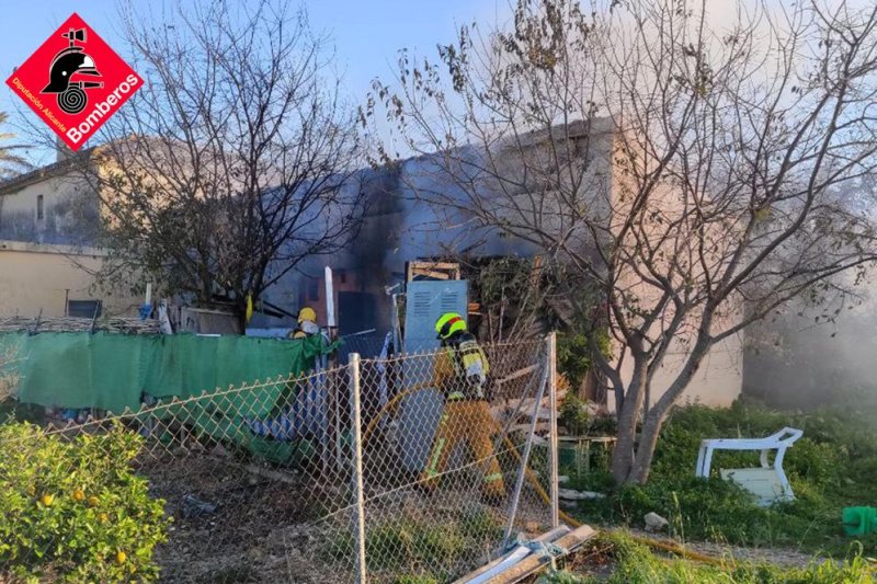 Los bomberos sofocan un incendio en una casa de campo de Ondara Los bomberos sofocan un incendio en una casa de campo de Ondara