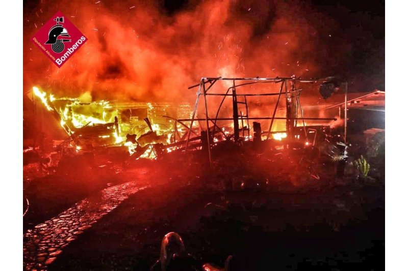 Un fallecido en el incendio de una vivienda de madera en Benidoleig Un fallecido en el incendio de una vivienda de madera en Benidoleig