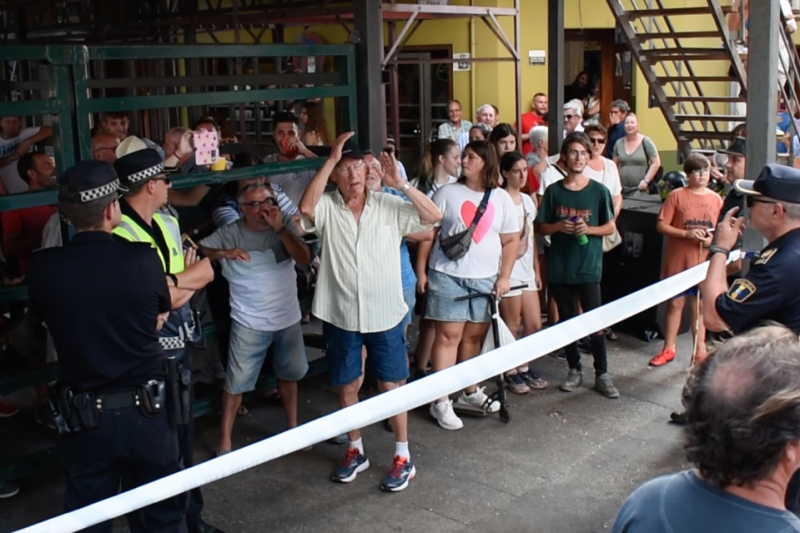 La Plaza Mayor de Pedreguer se llena de gritos contra el maltrato animal y los bous al carrer en la primera manifestación antitaurina La Plaza Mayor de Pedreguer se llena de gritos contra el maltrato animal y los bous al carrer en la primera manifestación antitaurina