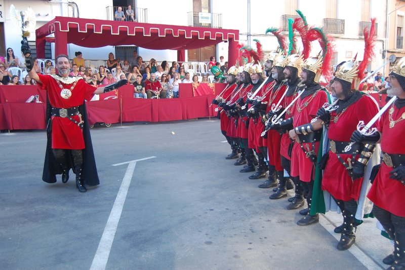 Los Moros y Cristianos hacen renacer su esplendor en Pego con un nuevo itinerario para la entrada Los Moros y Cristianos hacen renacer su esplendor en Pego con un nuevo itinerario para la entrada