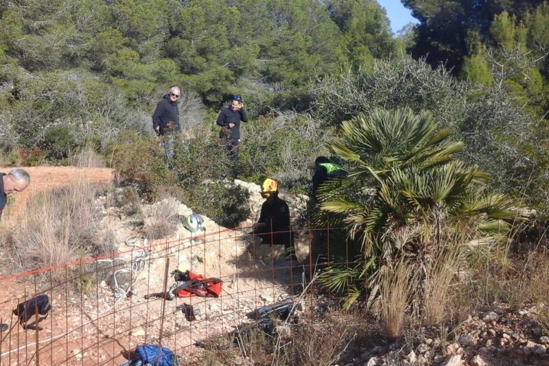 Rescatan un perro de un aljibe en Xàbia Rescatan un perro de un aljibe en Xàbia