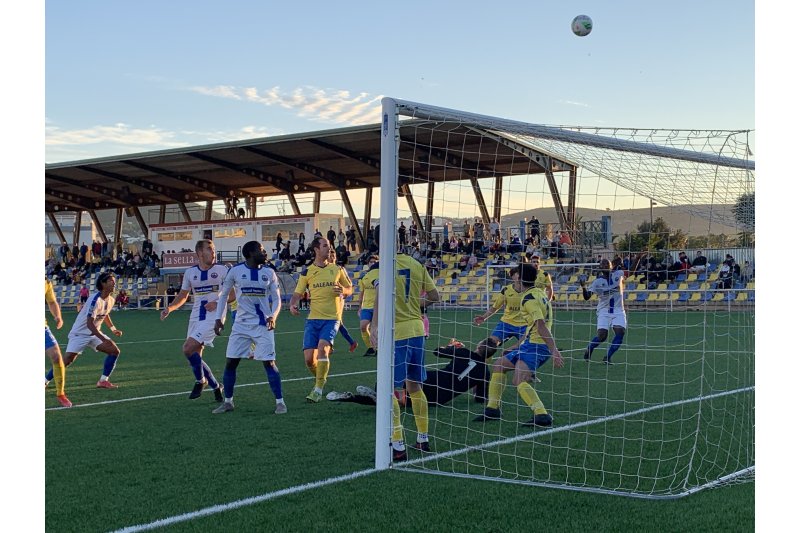 Regional Preferente: Al Dénia le basta una buena primera parte para ganar a un correoso At. Benidorm (2-1) Regional Preferente: Al Dénia le basta una buena primera parte para ganar a un correoso At. Benidorm (2-1)