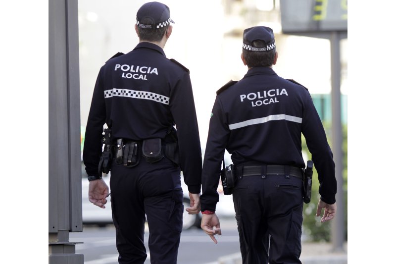 La Policía Local de Dénia salva la vida de un hombre que sufrió un infarto en la calle La Policía Local de Dénia salva la vida de un hombre que sufrió un infarto en la calle